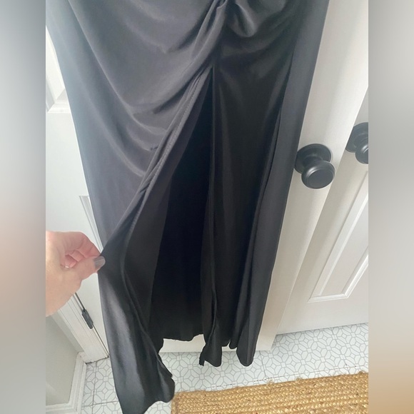 Windsor Black One Shoulder Formal Dress. Size 6 - Picture 3 of 6